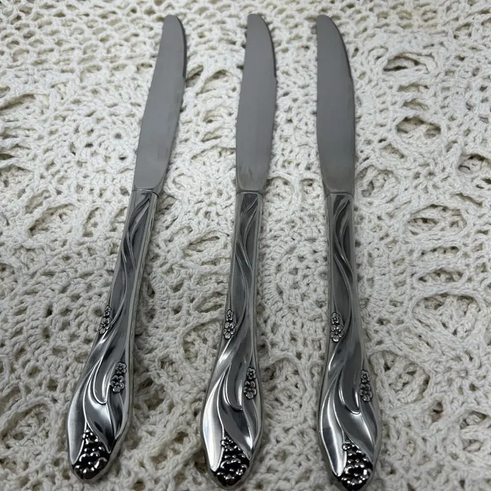 Oneida Lorilei Dinner Knives - Lot of 3 -‎ Stainless Steel Floral Pattern